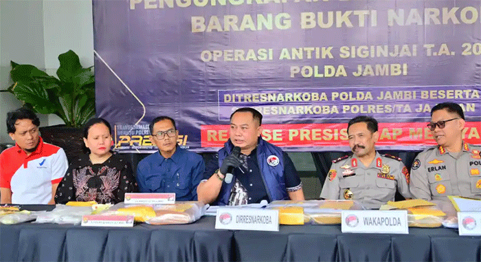 Wakapolda Jambi Brigjen Pol K Yani Sudarto konferensi pers di Lobi Gedung Utama Polda Jambi, Jumat (14/8/2026). Polda Jambi bersama jajaran polres-polresta mengungkap 154 kasus narkotika selama Operasi Antik Siginjai 2026