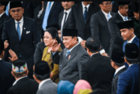 Presiden Prabowo Subianto (tengah) didampingi Wakil Presiden dan Ketua DPR RI menyapa sejumlah legislator pada Rapat Paripurna Pembukaan Masa Persidangan I DPR Tahun Sidang 2026-2027 di Gedung Nusantara, Kompleks Parlemen, Jakarta, Jumat (14/8/2026). Foto: Asprilla Dwi Adha/ANTARA FOTO