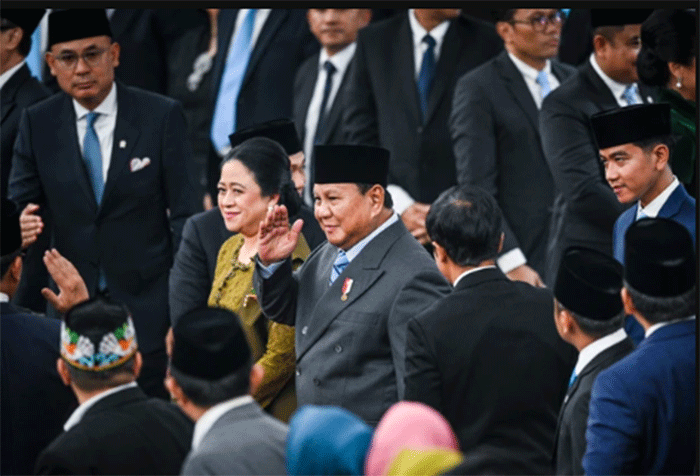 Presiden Prabowo Subianto (tengah) didampingi Wakil Presiden dan Ketua DPR RI menyapa sejumlah legislator pada Rapat Paripurna Pembukaan Masa Persidangan I DPR Tahun Sidang 2026-2027 di Gedung Nusantara, Kompleks Parlemen, Jakarta, Jumat (14/8/2026). Foto: Asprilla Dwi Adha/ANTARA FOTO