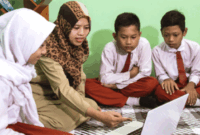 Ilustrasi Guru Mengajar di Sekolah Rakyat. Foto: Kemendikdasmen