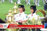 Nindya Eltsani Fawwaz, saat bertugas membawa bendera pusaka Merah Putih menaiki Kereta Kencana Garuda Prabayaksa. Tangkapan Layar