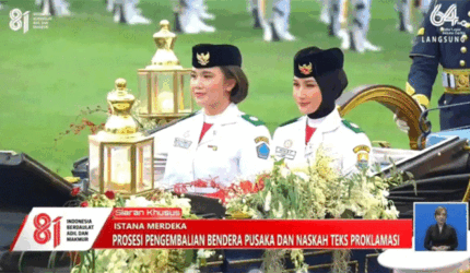 Nindya Eltsani Fawwaz, saat bertugas membawa bendera pusaka Merah Putih menaiki Kereta Kencana Garuda Prabayaksa. Tangkapan Layar