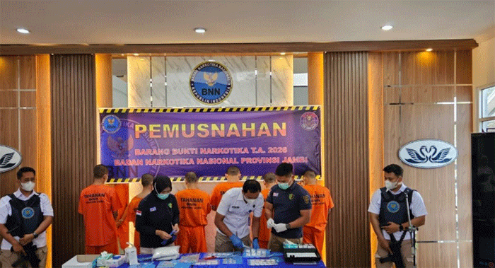 Pemusnahan barang bukti narkoba di BNNP Jambi, Rabu (19/8/2026). (ANTARA/Nanang Mairiadi)