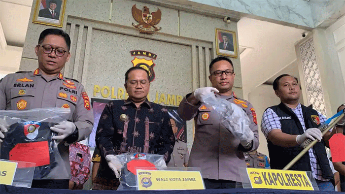 Kabid Humas Polda Jambi, Kombes Pol Erlan Munaji, mengungkapkan kronologi tawuran geng motor di Kota Jambi yang mengakibatkan seorang remaja tewas, Jumat (21/8/2026). 