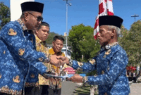 Wali Kota Sungai Penuh, Alfin, Menyerhakan SK PPPK. 