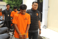Polisi menunjukkan tersangka dan barang bukti pembakaran hutan dan lahan (Karhutla) di Sumsel, Jumat (21/8/2026). Foto: Polda Sumsel