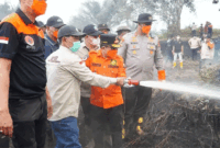 Gubernur Jambi Al Haris turun langsung ke lokasi kebakaran hutan dan lahan (karhutla) di Lubuk Kepayang, Kecamatan Air Hitam, Kabupaten Sarolangun, Selasa (25/08/2026). 