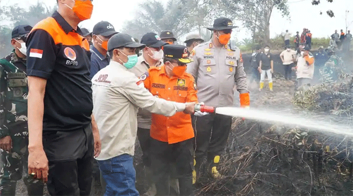 Gubernur Jambi Al Haris turun langsung ke lokasi kebakaran hutan dan lahan (karhutla) di Lubuk Kepayang, Kecamatan Air Hitam, Kabupaten Sarolangun, Selasa (25/08/2026). 