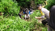 Truk Mitsubishi Canter terjun ke jurang sedalam 30 meter di KM 14 Puncak Sungai Penuh–Tapan.