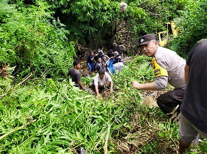 Truk Mitsubishi Canter terjun ke jurang sedalam 30 meter di KM 14 Puncak Sungai Penuh–Tapan.