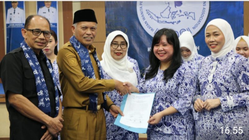 Wawako Azhar Hamzah, dampingi Ny Sri Kartini Alfin dan Ny Mawarti Azha, menyaksikan penyerahan SK Pelantikan kepada  Ny Syuhada Ketua IWAPI Kota Sungai Penuh dan Kerua IWAPI Provinsi Jambi Ny Haslins.