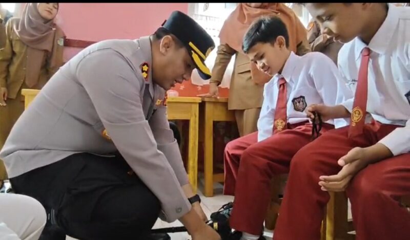 Kepedulianan Kapolres Kerinci AKBP Ramadhani,S.H., S.I.K, langsung memasangkan Sepada bantuan pada Anak didik  SD 023/11 Aurduri Sungai Penuh.