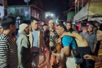 Warga Desa Sungai Deras Bersama Polisi Mengevakuasi Suami Korban.