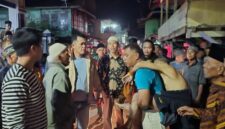 Warga Desa Sungai Deras Bersama Polisi Mengevakuasi Suami Korban.