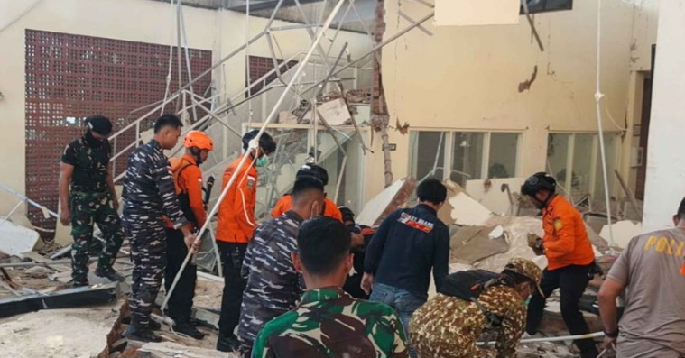 Tim SAR Gabungan TNI Polri Dan Relawan Terus Evakuasi Korban Gempa NTT