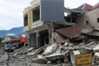 Puing puing bangunan yang runtuh akibat gempa di NTT