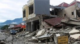 Puing puing bangunan yang runtuh akibat gempa di NTT