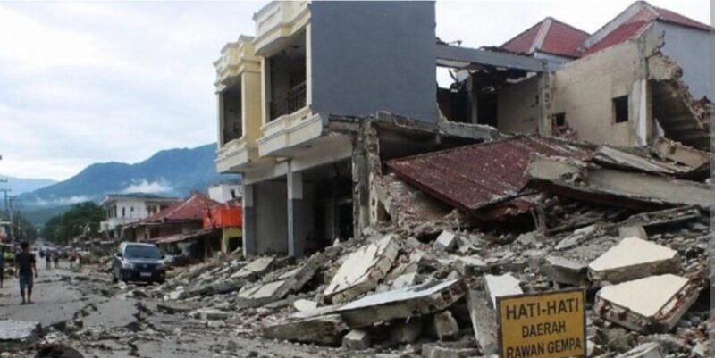 Puing puing bangunan yang runtuh akibat gempa di NTT