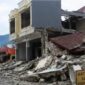 Puing puing bangunan yang runtuh akibat gempa di NTT