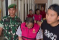 Eks Mantan Kadis Damkar Dan Penyelamatan Kota Sungai Penuh LS kenakan ropi oraye diiringi Petugas.