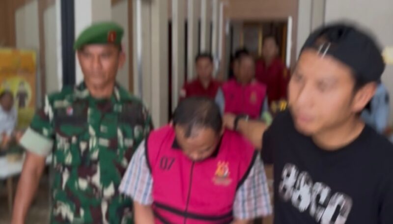 Eks Mantan Kadis Damkar Dan Penyelamatan Kota Sungai Penuh LS kenakan ropi oraye diiringi Petugas.