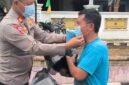 Kapolsek Kota Sungai Penuh AKP Eko Munkoid, giat pembagian masker. Pada Warga.