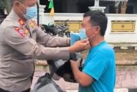Kapolsek Kota Sungai Penuh AKP Eko Munkoid, giat pembagian masker. Pada Warga.