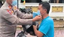 Kapolsek Kota Sungai Penuh AKP Eko Munkoid, giat pembagian masker. Pada Warga.