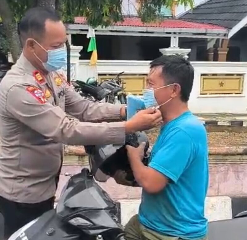 Kapolsek Kota Sungai Penuh AKP Eko Munkoid, giat pembagian masker. Pada Warga.