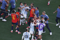 Foto: Borja Iglesias bersitegang dengan Leandro Paredes dalam pertandingan final Piala Dunia FIFA 2026 antara Spanyol dan Argentina di New York/New Jersey Stadium, East Rutherford, New Jersey, Amerika Serikat, Minggu (19/7/2026). (REUTERS/Brian Snyder)