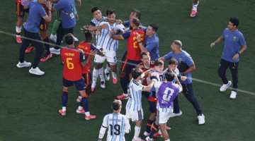 Foto: Borja Iglesias bersitegang dengan Leandro Paredes dalam pertandingan final Piala Dunia FIFA 2026 antara Spanyol dan Argentina di New York/New Jersey Stadium, East Rutherford, New Jersey, Amerika Serikat, Minggu (19/7/2026). (REUTERS/Brian Snyder)