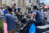pembagian nasi kotak di depan masjid al akbar desa gedang