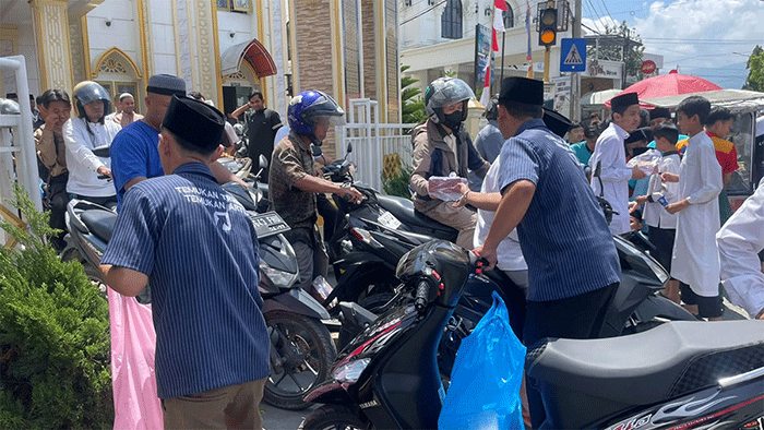pembagian nasi kotak di depan masjid al akbar desa gedang
