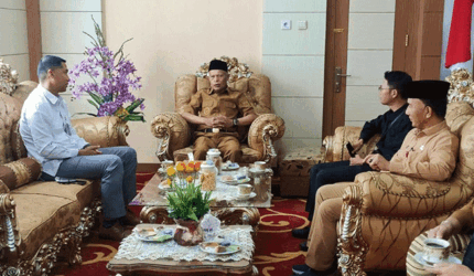 BNI Sungai Penuh menyalurkan 20 paket bantuan untuk balita berisiko stunting dan keluarga kurang mampu.