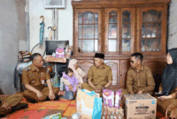 Wawako Azhar menyalurkan bantuan gizi untuk balita berisiko stunting di Sungai Penuh bersama BNI Cabang Sungai Penuh.