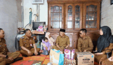 Wawako Azhar menyalurkan bantuan gizi untuk balita berisiko stunting di Sungai Penuh bersama BNI Cabang Sungai Penuh.