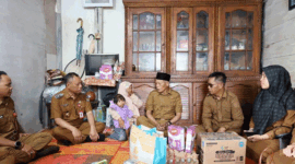 Wawako Azhar menyalurkan bantuan gizi untuk balita berisiko stunting di Sungai Penuh bersama BNI Cabang Sungai Penuh.