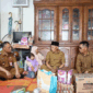 Wawako Azhar menyalurkan bantuan gizi untuk balita berisiko stunting di Sungai Penuh bersama BNI Cabang Sungai Penuh.