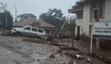 Kantor Dinas Pertanian Kabupaten Solok, Sumatera Barat terkena material banjir bandang. ANTARA/HO-BPBD Kabupaten Solok