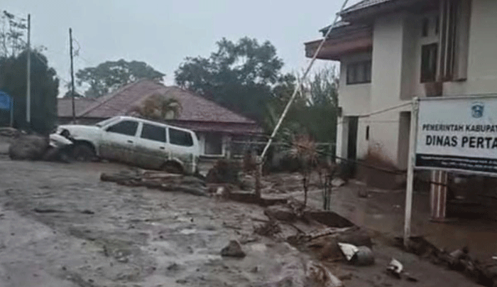 Kantor Dinas Pertanian Kabupaten Solok, Sumatera Barat terkena material banjir bandang. ANTARA/HO-BPBD Kabupaten Solok