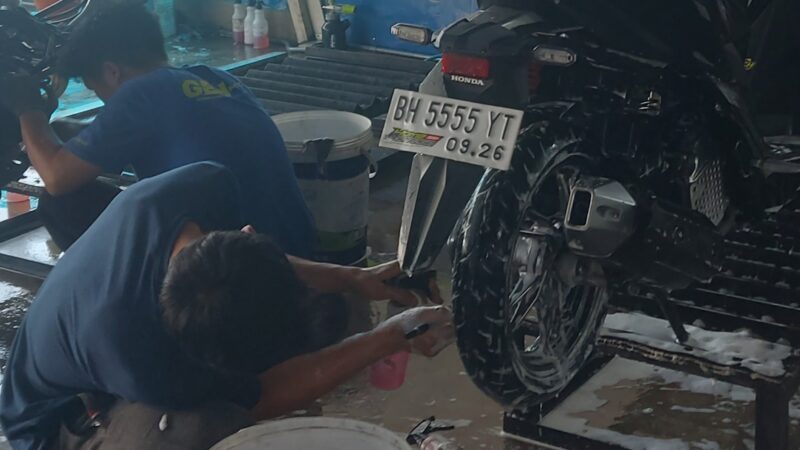 Proses pencucian Gen Auto Care berlokasi jalan Utama Desa Gedang Sungai Penuh gunakan Teknologi touchless shampoo.