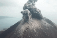 Gunung Anak Krakatau Muntahkan Abu Vulkanik. Foto: Dok. Humas BNPB