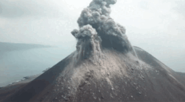 Gunung Anak Krakatau Muntahkan Abu Vulkanik. Foto: Dok. Humas BNPB