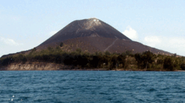 Gunung Anak Krakatau pada 19 Oktober 2007. Foto: Jewel SAMAD / AFP