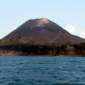 Gunung Anak Krakatau pada 19 Oktober 2007. Foto: Jewel SAMAD / AFP