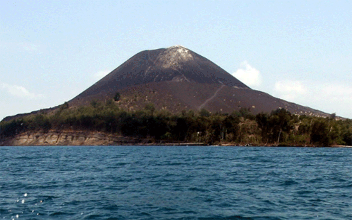 Gunung Anak Krakatau pada 19 Oktober 2007. Foto: Jewel SAMAD / AFP