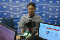 Petugas merekam data pemohon surat izin mengemudi (SIM) di Satpas SIM, Banten, Rabu (1/2/2023). Foto: ANTARA FOTO/Fauzan