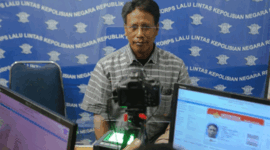 Petugas merekam data pemohon surat izin mengemudi (SIM) di Satpas SIM, Banten, Rabu (1/2/2023). Foto: ANTARA FOTO/Fauzan