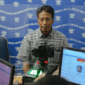 Petugas merekam data pemohon surat izin mengemudi (SIM) di Satpas SIM, Banten, Rabu (1/2/2023). Foto: ANTARA FOTO/Fauzan