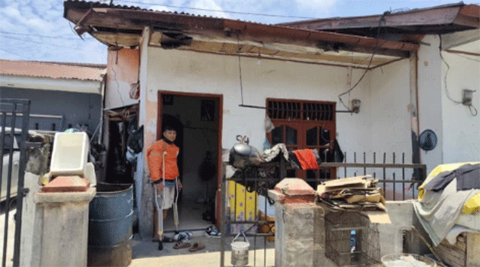 Seorang driver makanan penyandang tunadaksa bernama Iqbal Marqori (32) jalani aktivitas dengan semangat di Medan, Senin (31/8/2026). Masuk kategori Desil 6-10 (golongan menengah ke atas), ia mengaku tak pernah menerima bantuan dari pemerintah. Foto: Amar Marpaung/kumparan